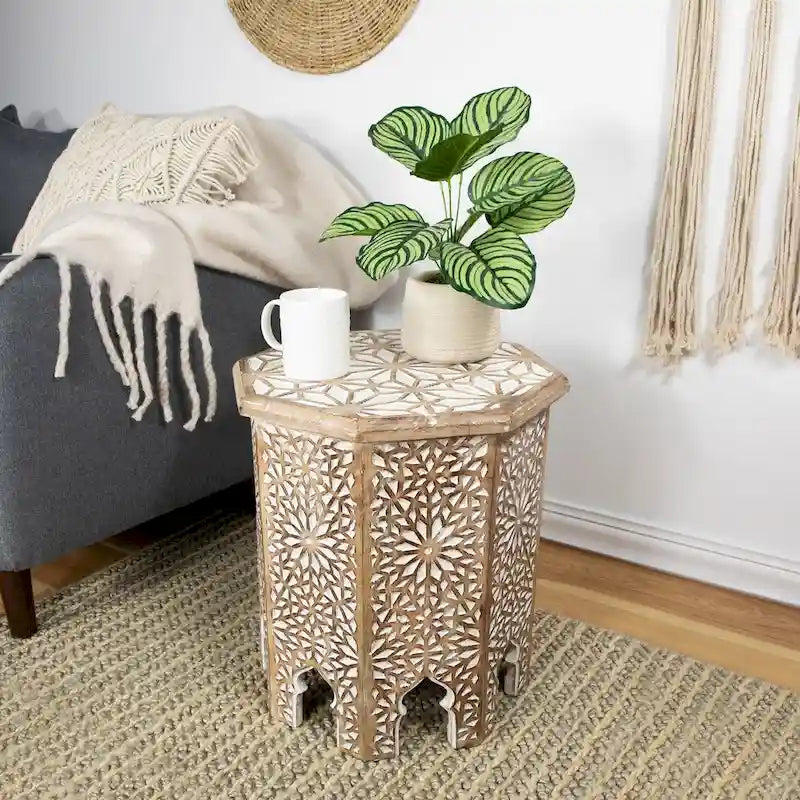 Table d'appoint octogonale sculptée – Noyer et Blanc antique brossé, d'inspiration marocaine